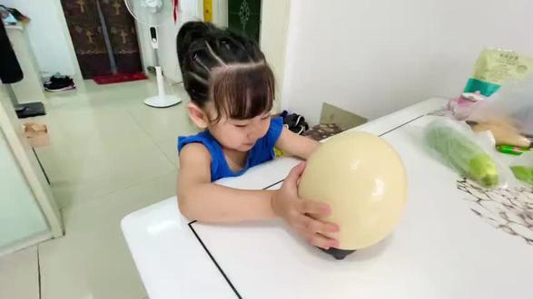 老公跟闺女对鸵鸟蛋下手了,3斤的蛋做了6个菜,这爷俩抢着吃