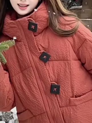 #连帽棉服 #休闲百搭外套女 #百搭妈妈装 #洋气减龄 #洋气棉服女 这个外套太洋气了,而且非常的百搭真的是太漂亮嘞,冬天的时候还保暖,关键价格也合适