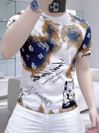 欧货潮牌轻奢印花短袖T恤,男士圆领设计,经典百搭。精选面料搭配时尚印花,尽显轻奢质感,修身剪裁贴合身形,日常休闲穿搭轻松驾驭。#品质男装 #短袖t恤 #透气舒适 #通勤搭配 #谁穿谁好看