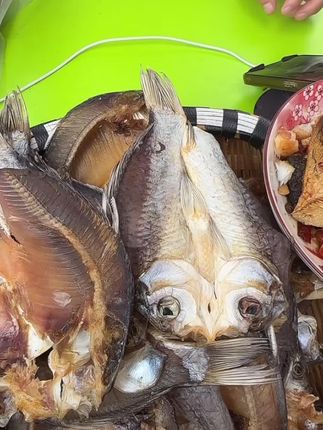 洪湖回忆】农家风干鲫鱼 手工盐腌制阳干鲫鱼 洪湖特产#农家风干鲫鱼#手工盐腌制阳干鲫鱼#洪湖特产鱼干 #爱生活爱美食 #好东西一起分享