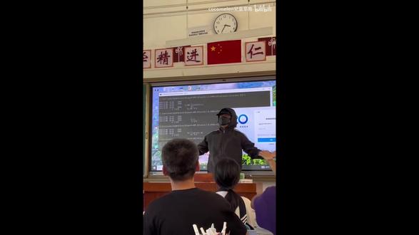 2分钟教大家怎么实现嘉豪代码雨的效果,可以在家人面前露一手� #代码 #函数 #程序员日常 #wifi #嘉豪 #脚本小子