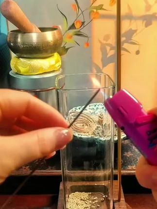 是谁发明了这么好的东西,点香再也不会周围落灰尘了,封神了。解决了我的大大的痛点,喜欢点香的人才能懂的点。#点香 #插香器 #点香成为一种习惯#挂香 #宝藏