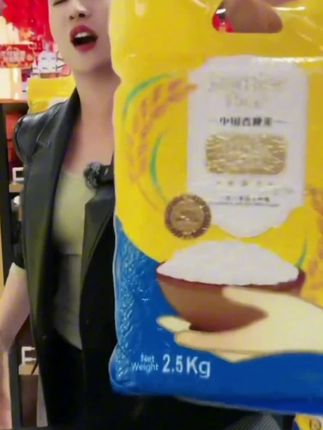 宝宝特别爱笑是高智商的表现,长大后大多会更加聪明,笑对于婴儿的大脑发育是一种良性刺激,所以父母要多逗孩子笑#宝宝的笑容也太治愈了 #爱笑的宝宝惹人爱 #萌娃#宝爸宝妈 #人类幼崽