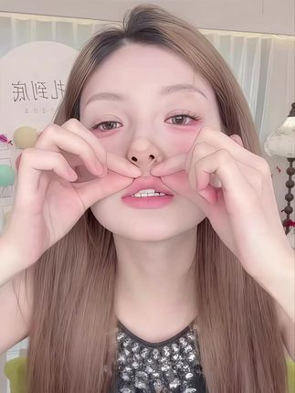 跟着#张予曦 贴#小哑铃鼻翼贴 每晚睡前贴一下,什么大蒜鼻,宽鼻翼都能变窄,无痛变美真的绝绝子!#鼻翼缩小 #变美小技巧#创作灵感
