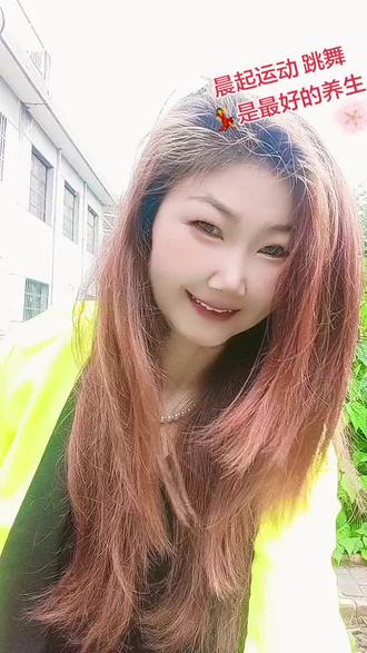 其实跳舞真滴是好处多多哈🤩我之所以学跳舞,是因为我身体的原因肩颈椎乳腺增生等方面的问题,医生说是我最好学跳舞对身体健康好处多多…没想到感觉跳舞真的让人心情很愉悦,虽然舞跳的不是很好,没有专业的人跳的那样好,但能治愈了我身体多种症状 🙏🏻愉悦了心情不说,还治愈了身体健康 🙏🏻确实让我非常开心❤️每天只有跳舞的时候身心就特放松,沉浸在音乐里面…每跳一个动作就想着下一个动作是啥?没有焦虑,没有抑郁 🙏🏻真的很快乐,不信你试试吧 🙏🏻🙏🏻🙏🏻🤩#😊🌹开心果🌹微笑🌹😊 #舞动人生活出精彩 #跳舞好处多多跳的好不好只要开心就好 🤩❤️🤗🙏🏻🙏🏻🙏🏻