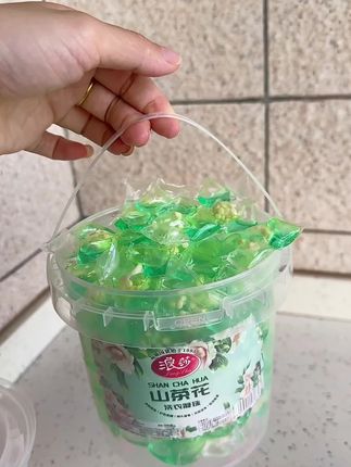 洗衣新体验!浪莎山茶花洗衣凝珠,一次一颗,脏衣焕新生 还在为洗衣时洗衣液用量难控、香味不持久而烦恼吗?试试浪莎山茶花洗衣凝珠! 一颗凝珠,集清洁、护衣、留香于一体。山茶花的清雅香气,洗完的衣服仿佛刚从花园里采摘回来,持久萦绕。 它的外壳遇水即溶,不用手动拆封,丢一颗进洗衣机,轻松搞定脏衣。无论是顽固污渍还是日常灰尘,都能被它轻松瓦解,洗后衣物柔软又鲜亮。 桶装设计,方便收纳还卫生,放在洗衣房一目了然。品质始于1995的浪莎品牌,用着也安心。 现在入手,让每次洗衣都变成享受,让你的衣服自带高级山茶花香~#洗衣凝珠 #浪莎 #洁净柔护二合