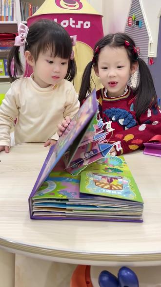 没有小朋友会拒绝在马年收到这样一本小马宝莉的立体书,集结了小马宝莉全家福,足足2.5米长,每页都有立体城堡场景非常梦幻,还送贺卡书签和海报,小朋友收到一定爱不释手!#小马宝莉 #新年礼物 #小马宝莉立体书 #礼物推荐 #2026马年