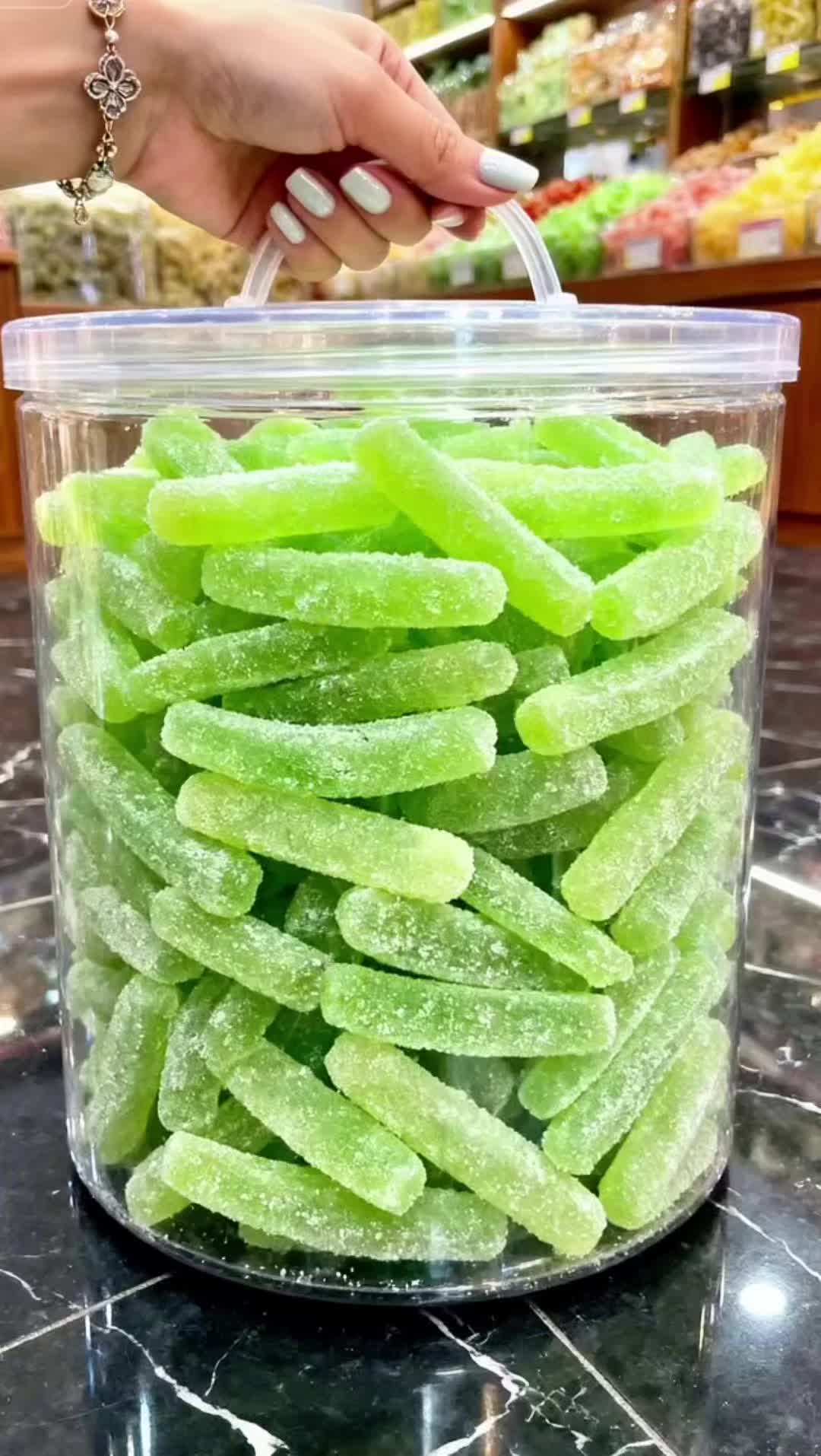 终于找到了小时候只有过年才能吃到的冬瓜糖 翻遍了老零食铺,总算寻回了记忆里的年味儿——那袋藏着童年盼头的冬瓜糖!依旧是记忆里的复古包装,一拆开就闻到熟悉的清甜。它用新鲜冬瓜去皮切条,裹满了细密的糖霜,咬下去脆生生的,甜意清爽不腻,还带着淡淡的冬瓜本香,越嚼越有滋味。更让人安心的是配料表干干净净,不管是给家里老人当茶点,还是给孩子当小零食,都能放心吃。#好吃到停不下来 #超便宜超划算 #零食推荐 #妈呀太香了 #谁懂这一口的好吃程度 @DOU+上热门 @抖加🔥上热门🔥dou+🔥热点宝 @上热门🔥🔥🔥