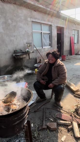 今天新安叔给婶子炸丸子吃,婶子开心的一直哈哈哈#农村生活记录。 #原创视频 #分享家乡美食 #日常生活