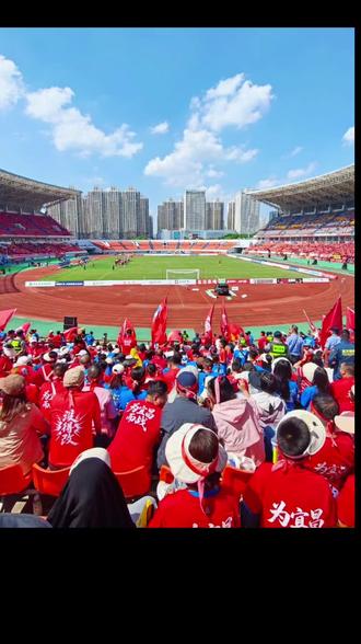 5月4日楚超联赛荆门主场,气氛直接拉满!
天上是荆门造AS700载人飞艇盘旋,“厚道荆门 足够精彩”超醒目;地上60辆坦克汽车硬核巡游,气场全开;还有动力伞编队+世界冠军跳伞送球入场,场面高大上!输赢都挺家乡,荆门的底气与热血,一直都在🔥#楚超联赛 #厚道荆门 #原创