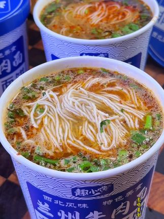 在家不用出门也能吃上心心念念的#兰州拉面,给店里一个味儿,面饼还是非油炸的,一口汤一口面真的好好嗦#拉面#吗呀太香了#泡面 #懒人美食