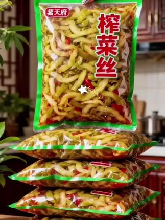 茗天府榨菜丝:一口鲜脆,腌足岁月的下饭魂 老坛里腌足了日月的风味,在茗天府榨菜丝里酿成了一口鲜脆。切丝的榨菜带着发酵的醇厚感,咸淡恰好勾起食欲,开袋就能听见那脆生生的咀嚼声,裹着微微的辣意,配白粥能让你多喝两碗,拌面条又添几分爽利,哪怕空口吃也毫不齁人。 真空小包装牢牢锁住新鲜,早晨赶时间揣上一包,配馒头、就稀饭,寻常日子也能吃得有滋有味。这口脆生生的榨菜,是餐桌上的老熟人,解腻又下饭,随便一搭就香得很。不管是想给平淡餐食加把劲,还是当个解馋小零嘴,它都能稳稳接住你的味蕾期待~ #地方特色美食 #榨菜推荐 #下饭神器 #早餐搭档 #囤货必入@抖加🔥上热门🔥dou+🔥热点宝