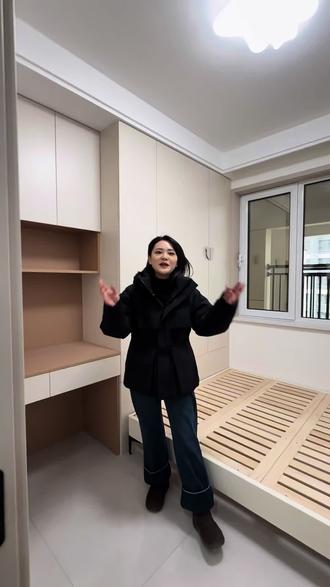 不到八平米的小卧室,既有书桌的功能区,又有床的休息区,还有衣物的收纳区,扫地机器人自由进出没有卫生死角,不知道北向小次卧怎么装的朋友们看过来#道勤装饰 #装修工地打卡 #装修设计 #卧室#临汾装修