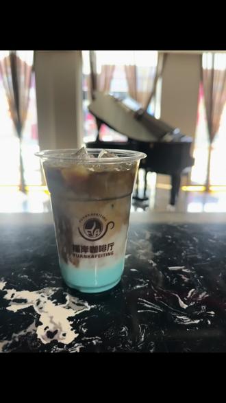 冰吸生椰拿铁,夏日必备清凉好物!
🌞炎炎夏日,我发现了一款超级解渴的神器——冰吸生椰拿铁!🥤一口下去,仿佛置身于热带海岛,感受着海风拂面,瞬间忘却了炎热。🏖️
🥥这款拿铁的椰子味浓郁,与咖啡的苦涩完美融合,甜而不腻,让人回味无穷。☕️每一口都能感受到椰子的清新与咖啡的醇厚,仿佛在舌尖上演了一场夏日恋歌。🎶
🌟不仅如此,这款拿铁还采用了独特的冰吸设计,让你在享受美味的同时,还能体验到冰爽的刺激感。🍹无论是午后的工作疲惫,还是炎炎夏日的燥热,它都能为你带来一丝清凉。🌀
💁♀️总之,这款冰吸生椰拿铁绝对是夏日里的一道亮丽风景线,让你在酷热中感受到一丝丝凉意。🌈快来尝一尝,让它为你的夏天增添一抹清新吧!🍃#PuraTrip