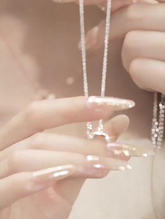 坠链均足银 999银莫比乌斯项链女轻奢锁骨链生日礼物情人节送女友#时尚饰品 #夏天该有的样子 #强烈推荐 #你值得拥有美好的一切 @DOU+小助手 @DOU+好生意