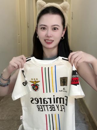 这么酷的足球风短袖,谁家宝宝不喜欢。 家人们快来看看这件超帅的男童彩条短袖,它是专为活泼好动的小男孩设计的,穿上它简直太酷了!#潮童必备 #高品质童装 #运动童装 #强烈推荐 #儿童穿搭