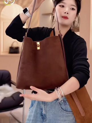 韩系通勤水桶包女秋冬高级感麂皮绒复古时尚简约大容量单肩斜挎包#包包 #包包推荐 #时尚美包 #新款包包 #小众包包