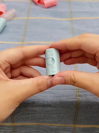 姐妹们,这个小玩意真好,把它扣在床单上,不管怎么拉扯翻滚,再也不用担心床单儿乱跑了。好用,家家必备#生活好帮手 #家家必备 #固定器 #床单固定器 #床单固定器卡扣设计