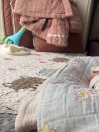 #我要上热门 满月之后就可以练习抬头和追视了 还能哄娃 爸爸安排的这个玩具宝宝很喜欢 #小福兔跳舞 #哄娃神器 #练习追视#小福兔