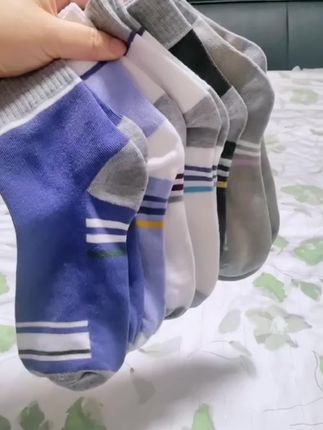 这双袜子真的太适合男生了!它是纯棉材质的,可以有效防止脚臭,而且还是加厚的条纹款,冬天穿也没问题。它能吸汗、透气又耐磨耐穿,还有多种颜色可以选择哦~#男士袜子 #秋冬男袜 #男士必备 #男款袜子 #男神必备