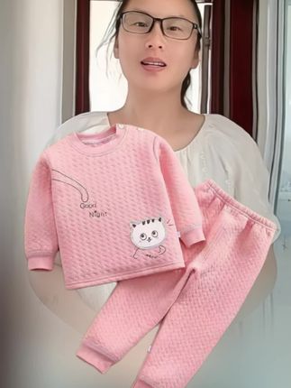 “宝妈们!秋冬给娃选保暖内衣看这里~这款儿童三层夹棉套装绝了!采用A类纯棉材质,亲肤又安全,三层夹棉设计,保暖性拉满,秋冬内穿、当家居服都合适。还有超萌的猫咪图案,每一款都很柔和好看。领口、袖口的细节做工也很精细,弹性十足不勒娃。”#儿童保暖套装 #儿童保暖衣套装 #儿童保暖衣推荐 #母婴 #母婴好物