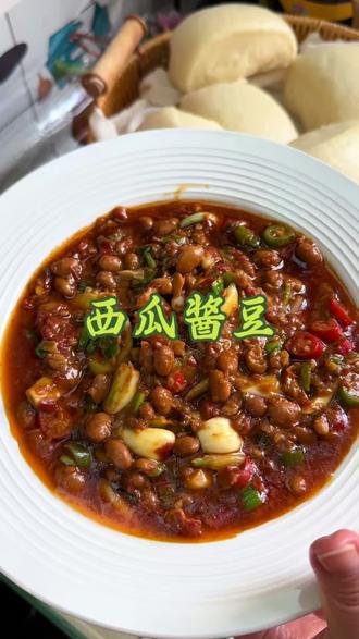 热蒸馍夹酱豆,吃上一口满满的回忆,小时候爸妈干活忙,没菜的时候吃的最多的就是这个酱豆子,那时候吃的想哭,可能现在真的老了又特别喜欢吃#西瓜酱豆子小时候的味道 #西瓜酱豆子的做法 #下饭菜 #酱豆子 #分享家乡美食