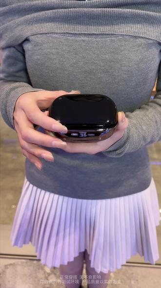 来~看好了!别再花冤枉钱了!一款多功能的双耳机设计,既是耳机又是充电宝!@抖音小助手 #耳机 #蓝牙耳机 #双耳机