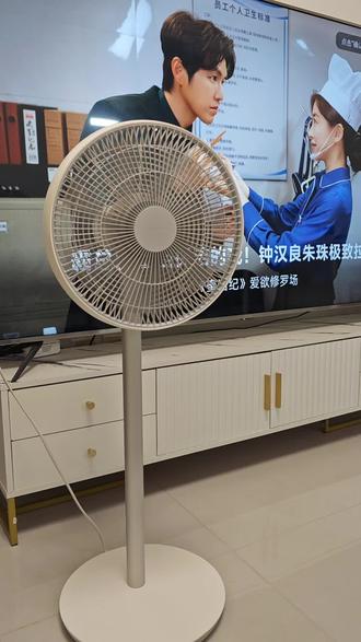 这个风扇不得了! 你敢相信吗?这个小米智能变频落地扇已经使用10年了,2016年发布的,当年799买的,是无线有线两用的,至今可以用米家app来调节风速和吹风角度👍每年都在使用,前几天把它拆卸下来仔细清理了一下,跟新买的一样👍#米家app #小米智能变频落地扇