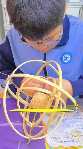 小学生必做的科学手工作业鸡蛋撞地球 科学启蒙:让孩子在实践中学习基础物理学知识,如重力、动量、缓冲原理等。
动手实践:通过设计和制作保护装置,培养孩子的动手能力和解决问题的能力。
激发兴趣:激发孩子对科学的兴趣,培养他们的逻辑思维和创新能力。
亲子互动:这是一个绝佳的机会,可以和孩子一起工作,分享彼此的想法,共同解决问题,增进亲子关系。
#鸡蛋撞地球 #减震器#科学启蒙 #科学作业 #科学制作