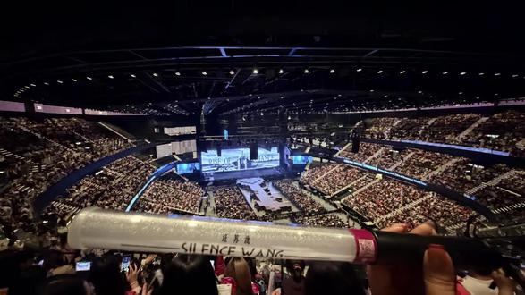 #汪苏泷 #澳门 #演唱会 山顶有部分音响挡住大屏幕,大部分只能拍舞台,好远拍不清,后悔没买手机望远镜😂😂花一张票钱全场听了两个人唱,旁边小姐姐太热情❤️🔥了🥹