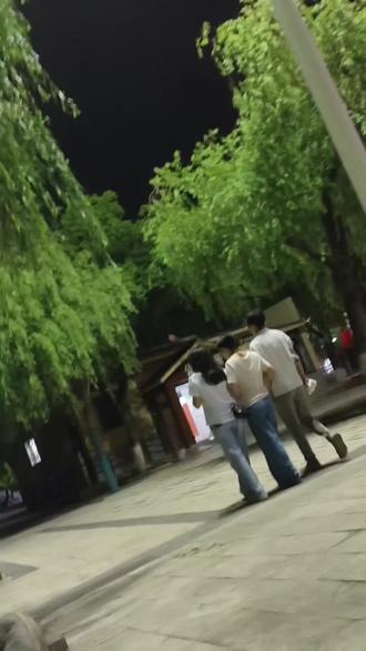 中国婚恋市场非常尴尬。在相亲角1:43,1:36,男的只有一个人来了,女的就要来30多个人到40个人,而实际上中国的男性比女性适婚人数要多了很多很多,这是巨大的反差呀。#婚恋市场 #婚恋市场现状 #男大当婚 #女大当嫁男大当娶 #路灯下的我们很开心