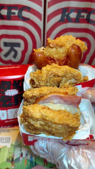 这么有肉的肉霸堡,肯德基是懂吃货的,培根菠萝肉感带着酸甜 那回味感是真的巴适,还有烤肠加鸡腿的,三层肉感,很顶饱。#肯德基 #美式烤肠鸡腿肉霸堡 #培根鸡腿肉霸堡 #肉多就是霸道 #被肉多狠狠种草