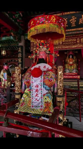 这里是2026年农历正月二十三(3月11日)揭阳最核心的榕城城隍伯府大人出巡民俗活动详情,也是当地年度“劳热”压轴:
1. 时间:13:00准时起驾(建议12:00前到场占位);全程约4-5小时,路线总长7公里+
2. 起点:揭阳市榕城区城隍庙(城隍路)
3. 巡游路线:城隍庙→衙前街→进贤门→东门→下围乡→榕华桥→榕华大道→进贤门大道→天福路→北环城路→进贤门城楼→返回城隍庙
4. 队伍阵容:6尊神轿(伯府大人、伯府夫人、判官、子孙司、考功司、福德老爷);国家级青狮、榕义兴英歌队、舞龙、标旗队、八音锣鼓队、马头锣仪仗等非遗表演