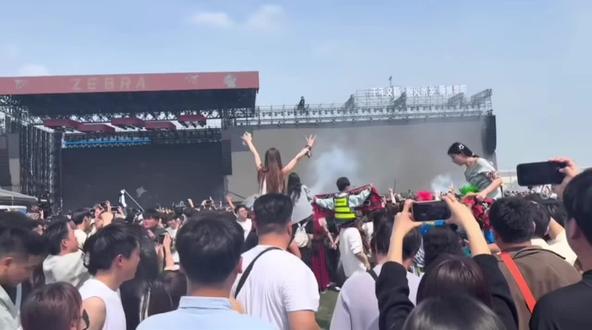 你TM管我是谁!我TM有精神病你有吗?
#阜阳斑马音乐节 #嗨翻全场 #梅卡德尔