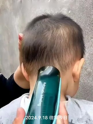 去外面哪怕推个光头都要几十块钱💰,自己买套#婴儿理发器 推推不香吗?超静音,还能自动吸碎发,整机防水好打理,大人小孩都好用,几年能省多少钱啊?#电推剪理发器 #理发器 #新生儿静音理发器 #剃胎发