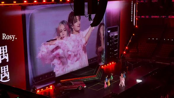 看看“曼妙哥”怎么“欺负”岳岳妈咪的!@木子洋KWIN @岳岳PINKRAY #oner #oner无限未来巡演