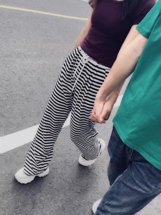 两口子过日子,不需要多富有,只要简简单单,平平安安,彼此珍惜,相互陪伴就好,哪有天生合适的两个人,只不过是一个懂得包容,一个懂得适可而止。少年夫妻老来伴儿,夫妻久了就是亲人,相互嫌弃又离不开,一眨眼是一天,一回头就是一年,一转眼就是一辈子#休闲裤#早秋新款