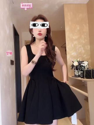 洋气连衣裙搭配 姐妹们,我挖到一条超好看的裙子了!就是这条法式杏色收腰吊带裙,真的美哭了!它是那种很温柔的杏色,穿上特别显气质,而且还是高腰的设计,小个子也能穿出大长腿的感觉。裙子的版型也很绝,上身效果超级赞,分分钟变身温柔小姐姐,喜欢这种风格的千万别错过!#新款连衣裙 #黑色连衣裙 #法式连衣裙 #甜美穿搭