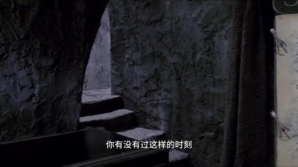 所有美好都长着棱角,以刺痛世界,成为独特印记。 2025年末重温这是一个关于“异类”如何用缺陷去爱的现代童话。爱德华,一个拥有剪刀手的孤独造物,闯入了色彩斑斓的世俗社区。他能修剪出奇幻的园艺,却无法给予一个安全的拥抱。电影以温柔而残忍的笔触,揭示了所谓“正常”世界的功利与虚伪——追捧他的奇观,却恐惧他真实的与众不同。而爱德华那无法用常规表达的、近乎笨拙的付出,反而让他的爱剥离了一切算计,化为永不消逝的冰晶与守望。这故事照见了我们每个人心中那片无法修剪的纯真缺口,质问着世人:我们究竟是该磨平棱角去融入,还是该用与生俱来的“锋利”,去雕刻独一无二的深情?想拥抱却只剩尴尬.我们心里都有一座回不去的城堡”。
#情感共鸣 #孤独感 #情感语录 #电影 #抖音热点记忆2025
