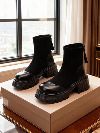 2025新款冬季厚底复古马丁靴!粗跟设计超显腿长,大码41也能轻松驾驭。英伦风满满,搭配大衣或裙子都绝绝子!增高7cm,小个子福音,粗跟稳如泰山,走路带风,复古做旧皮质,质感拉满,冬季保暖内里,抗冻神器,显瘦版型,肉肉腿秒变筷子腿,逛街约会暴走一整日都不累脚,而且回头率超高哦!!#优雅气质#秋冬氛围感穿搭 #时尚穿搭#软底软面穿上超舒服 #英伦风瘦瘦靴 @抖加🔥上热门🔥dou+🔥热点宝