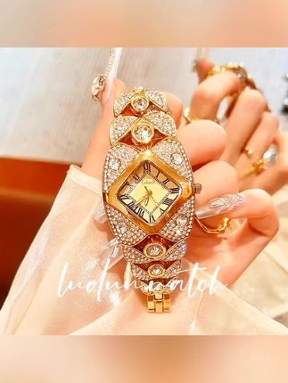 一眼就爱上的手表,它有着精致的外观设计,闪耀的光泽,让人看了就心动。不仅如此,它的质感也很棒,戴起来非常舒服,而且还不挑肤色,戴上后显得十分温柔优雅,无论是搭配休闲装还是正装都很合适哦!喜欢的朋友别犹豫了,赶紧点击下方链接把它带走吧!