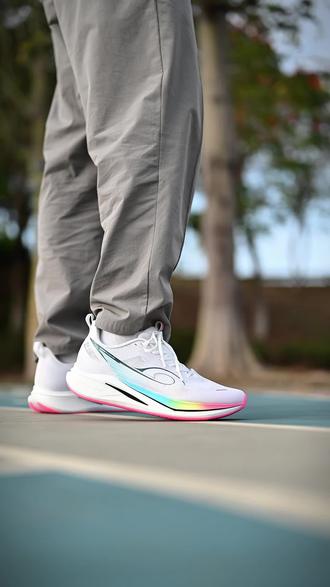 “彩虹糖“配色的通勤慢跑鞋|飞速4.0!
#跑鞋