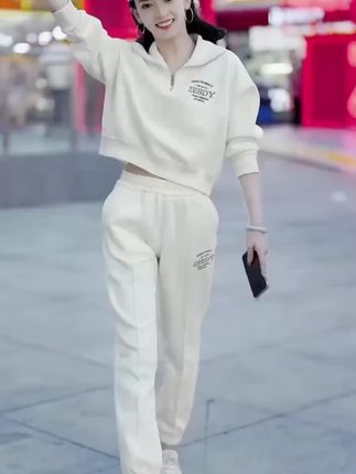 #姐妹们快来看看这套超赞的小个子时尚卫衣套装吧!它是专为小个子女生设计的休闲套装,而且还是春秋新款哦,穿上它不仅洋气还减龄,让你轻松成为街头焦点,喜欢的话就赶紧下单吧!