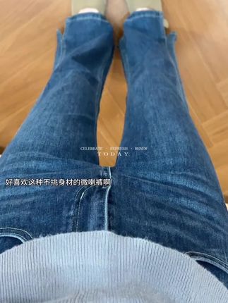 好喜欢这种不挑身材的弹力微喇裤啊!#毫不费力地打开初秋穿搭#小个子女生的夏日通勤穿搭#小个子显高显瘦穿搭#显高显瘦显腿长#微喇裤显腿长