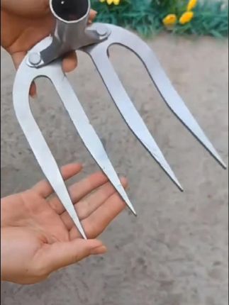 家里一定要备一把锰钢四齿钉耙,开荒翻土除草四齿钉钯,非常好用#农用工具 #实用好物 #生活好帮手 …