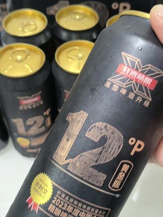 轩博12度精酿啤酒,30天慢发酵,严选卡斯卡特啤酒花,泡沫绵密,麦香与果香交织,口感醇厚。#好喝不贵 #强烈推荐 #轩博精酿啤酒 #啤酒