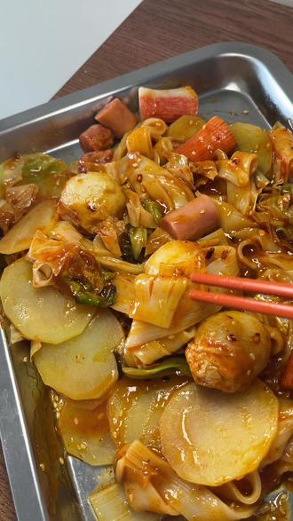 据说是沈阳限定美食!学会在家做!
#我的厨艺 #东北美食 #涮冷面 #烤冷面 #沈阳美食