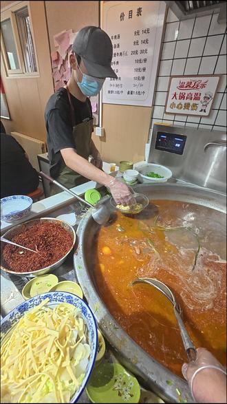 26号问题总结和未来规划 首先向我们家万能顾客求助,我们需要一个300平方左右的门头房,因为熬汤的工艺,烧饼的工艺都过于复杂 所以新店面要有一个很大厨房。最好是一层,好停车。
然后就是今日问题汇总,首先因为就餐人数太多,店内空间狭小造成大家的取餐难,和个人安全的隐患,说声抱歉,其实我当初考虑换房子这是第一点原因。今天就有两位顾客不小心撞到一起,如果出现任何身体不适请及时联系我们 我们愿意承担责任,第二点:今天评论区提到的问题第一就是吊龙老了,第二烧饼不够蓬松,第三就是汤有点油腻。
原因就是我们店开始责任划分,店里的员工都很年轻都是没做过餐饮的,突然传授他们那么复杂的技术,他们一时消化不了 导致某些环节出现大大小小的问题。这也是我哪怕每天只睡三个小时,他们工作的时候也要一直盯着的原因。明天给小伙们开个会,把细节再说的清楚一点。
我会在最短的时间,将新店的位置确定下,不管如何一定要让大家在一个舒适安全的环境下就餐。还有抖音上的地址东方理想家是错误地址,大家不要跑错