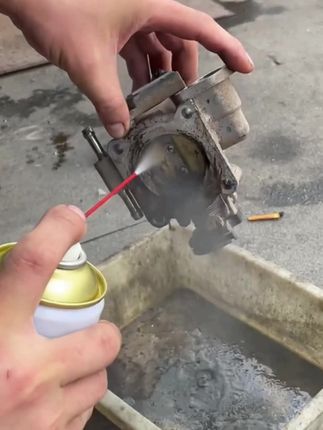 汽车油污难清理?试试这款化油器清洗剂,轻松除油,清洗效果好! #去除重油污#化油器#化油器清洗剂#油污清洗#汽车维修 #维修保养