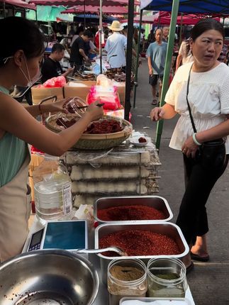 现吃的生意太火爆了都抢着要